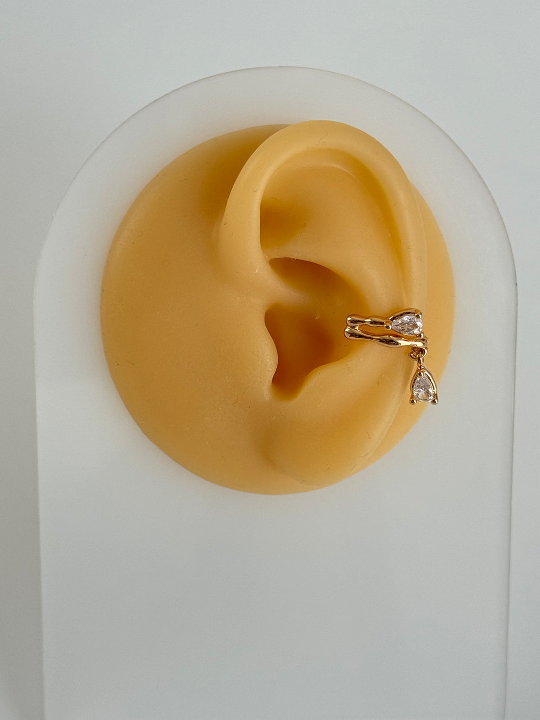 İTHAL DAMLA TAŞ DETAYLI SALLANTILI GOLD KIKIRDAK KÜPE EARCUFF