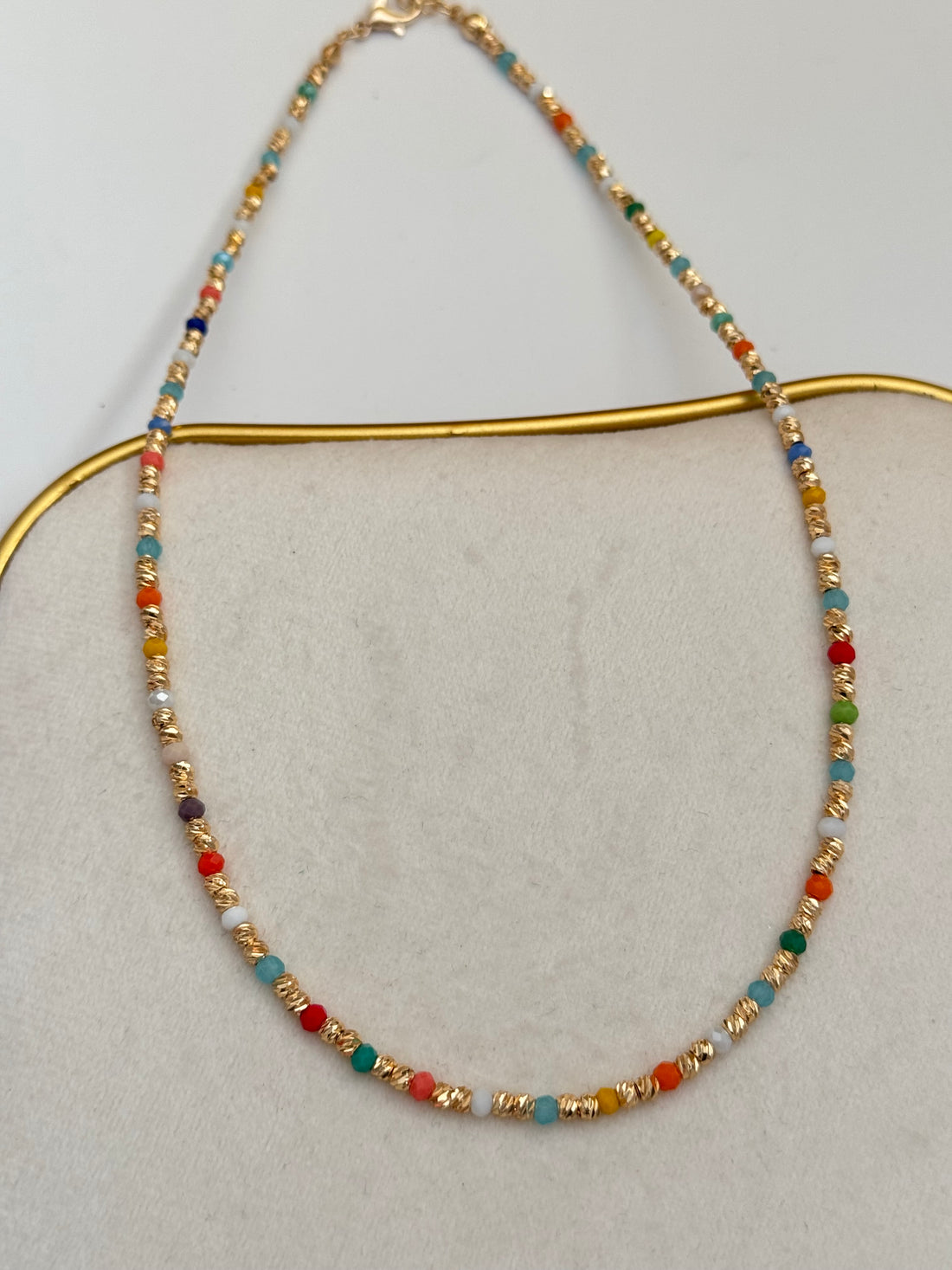 ORİN RENKLİ BONCUKLU ALTIN KAPLAMA DETAYLI KOLYE