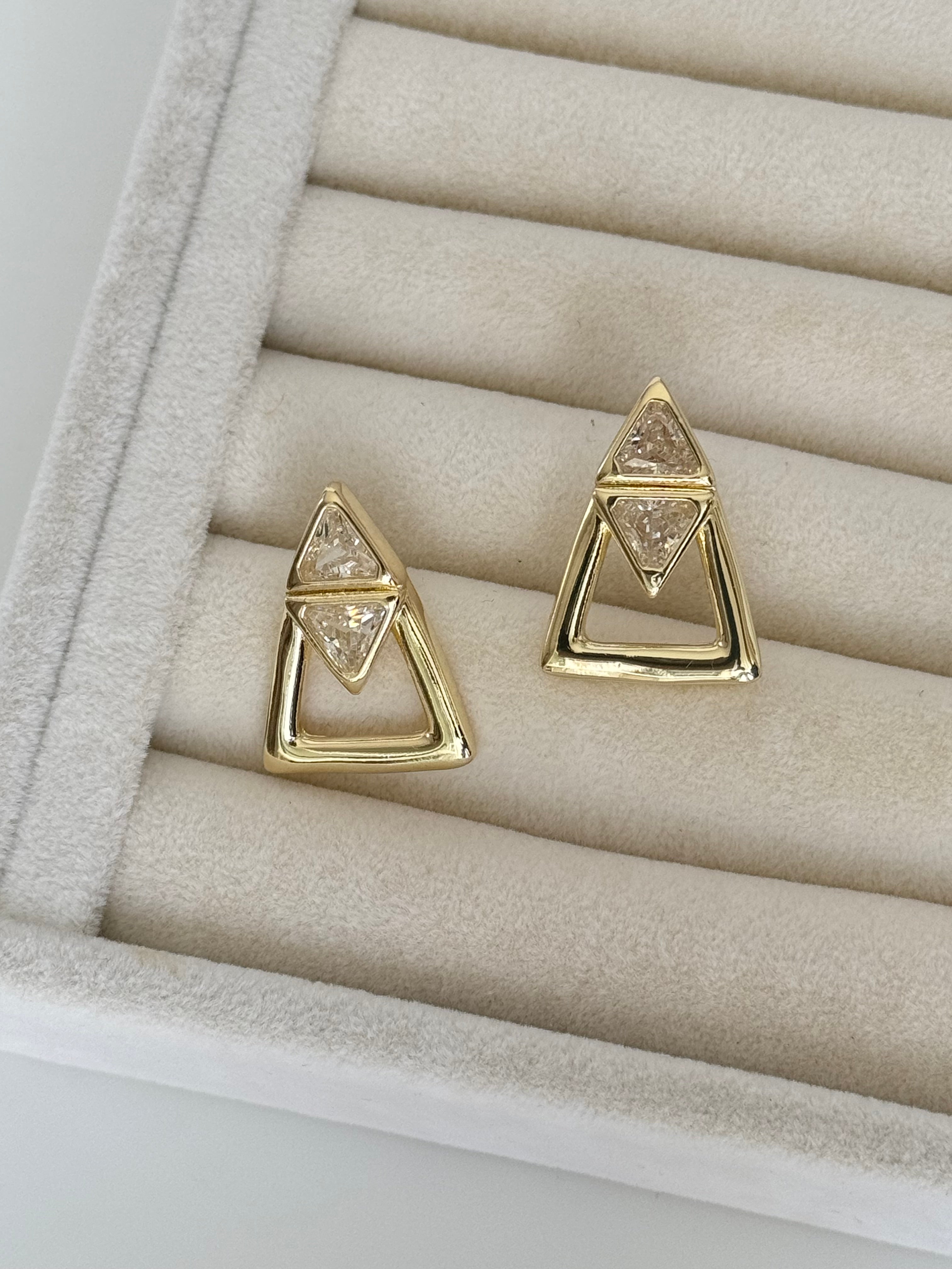 İTHAL ÜÇGEN DETAYLI GOLD KÜPE