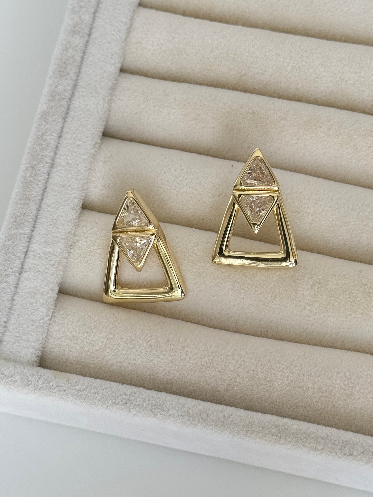 İTHAL ÜÇGEN DETAYLI GOLD KÜPE