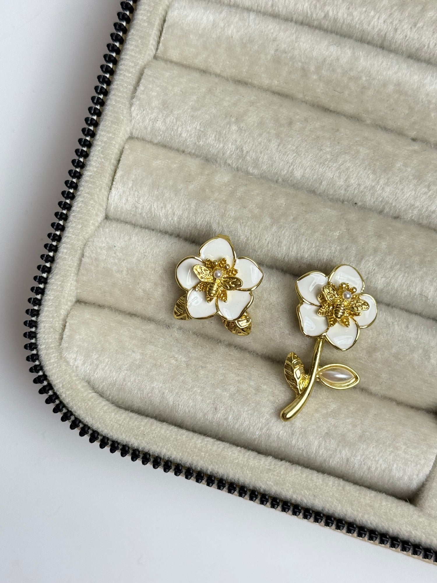 İTHAL BEYAZ ÇİÇEKLİ GOLD KÜPE