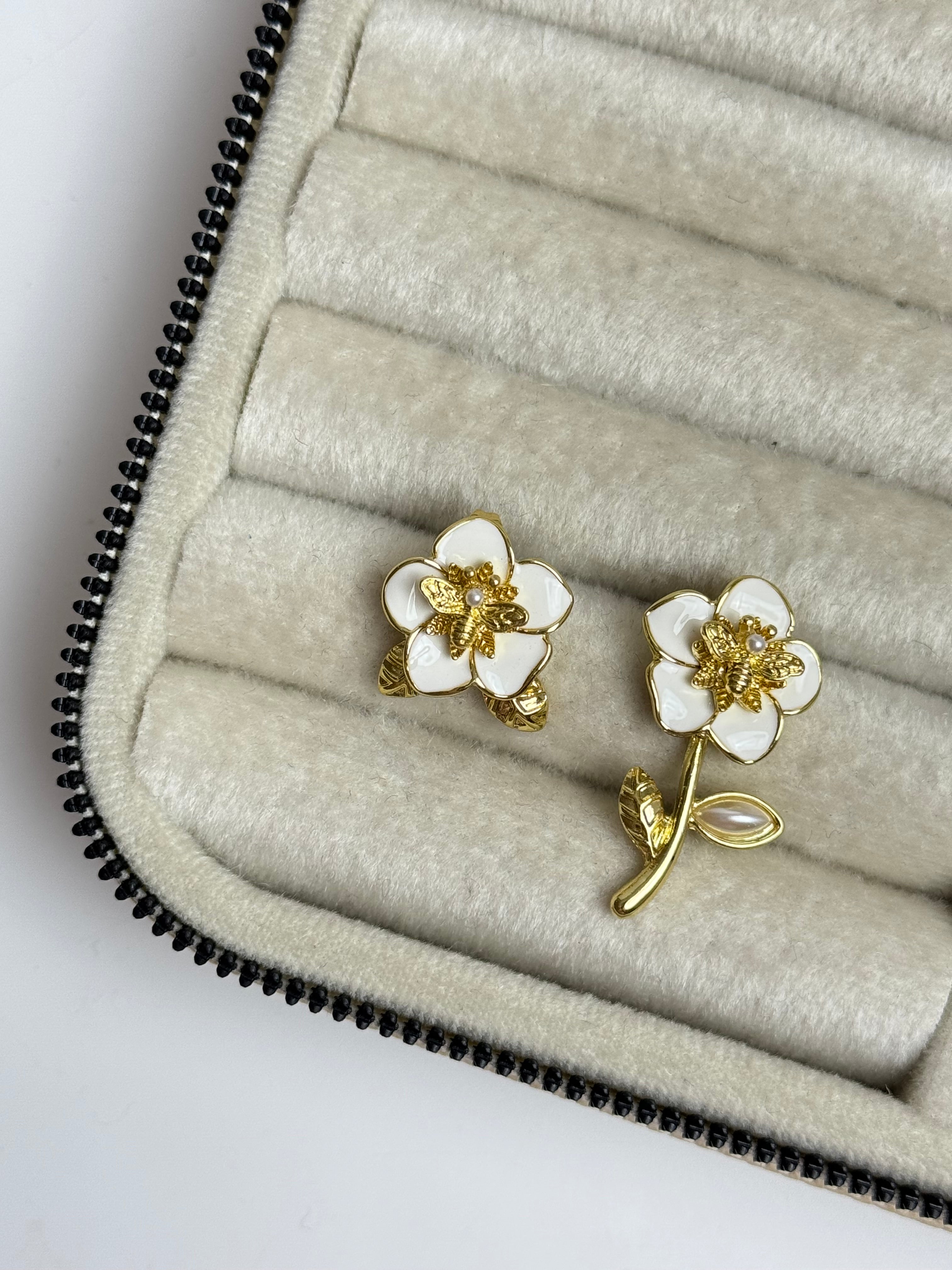 İTHAL BEYAZ ÇİÇEKLİ GOLD KÜPE