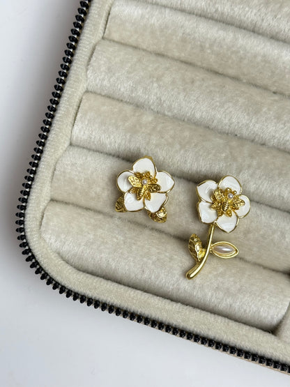 İTHAL BEYAZ ÇİÇEKLİ GOLD KÜPE