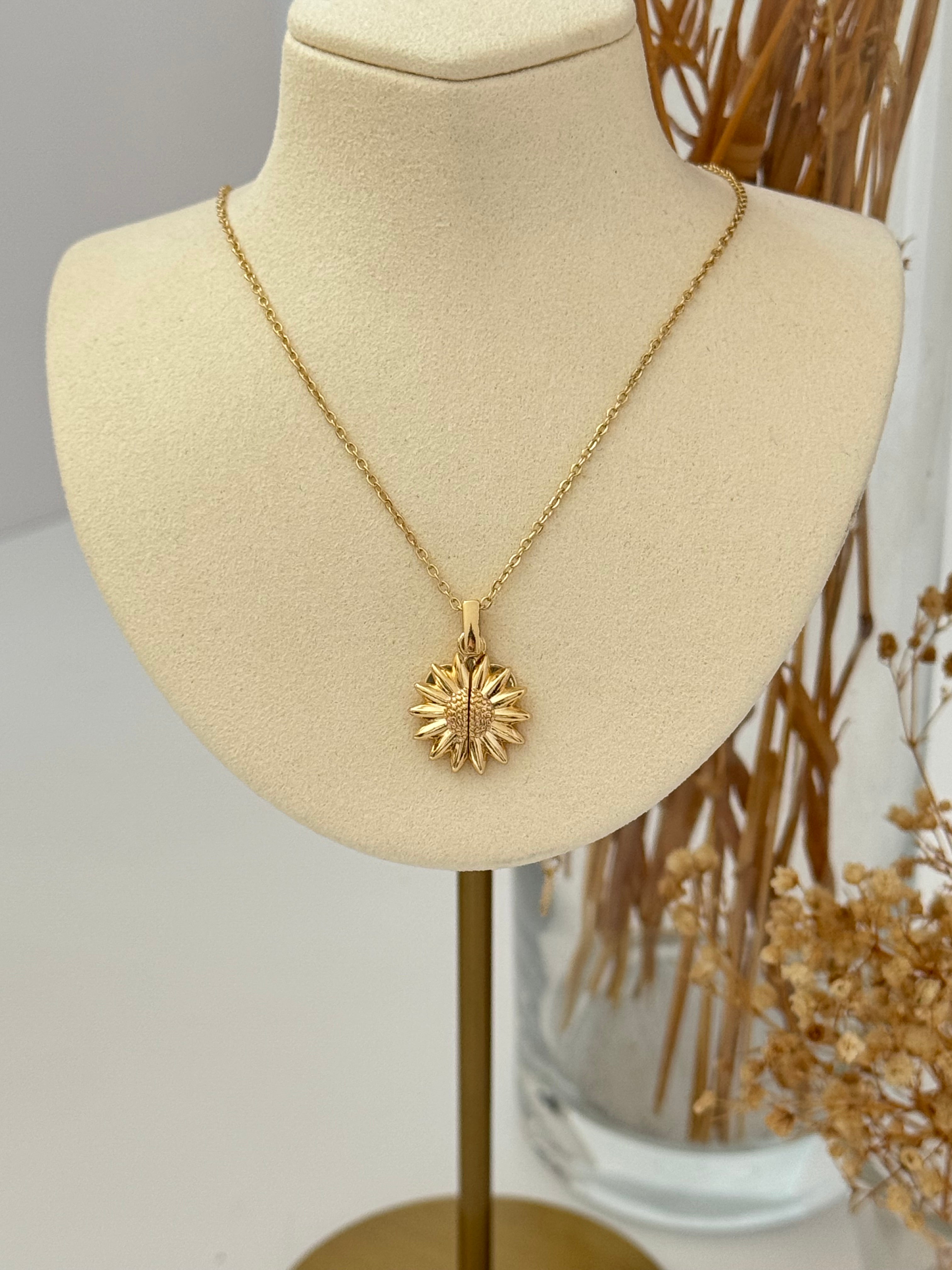 ÇİÇEKLİ AÇILABİLİR KALP DETAYLI GOLD ÇELİK KOLYE