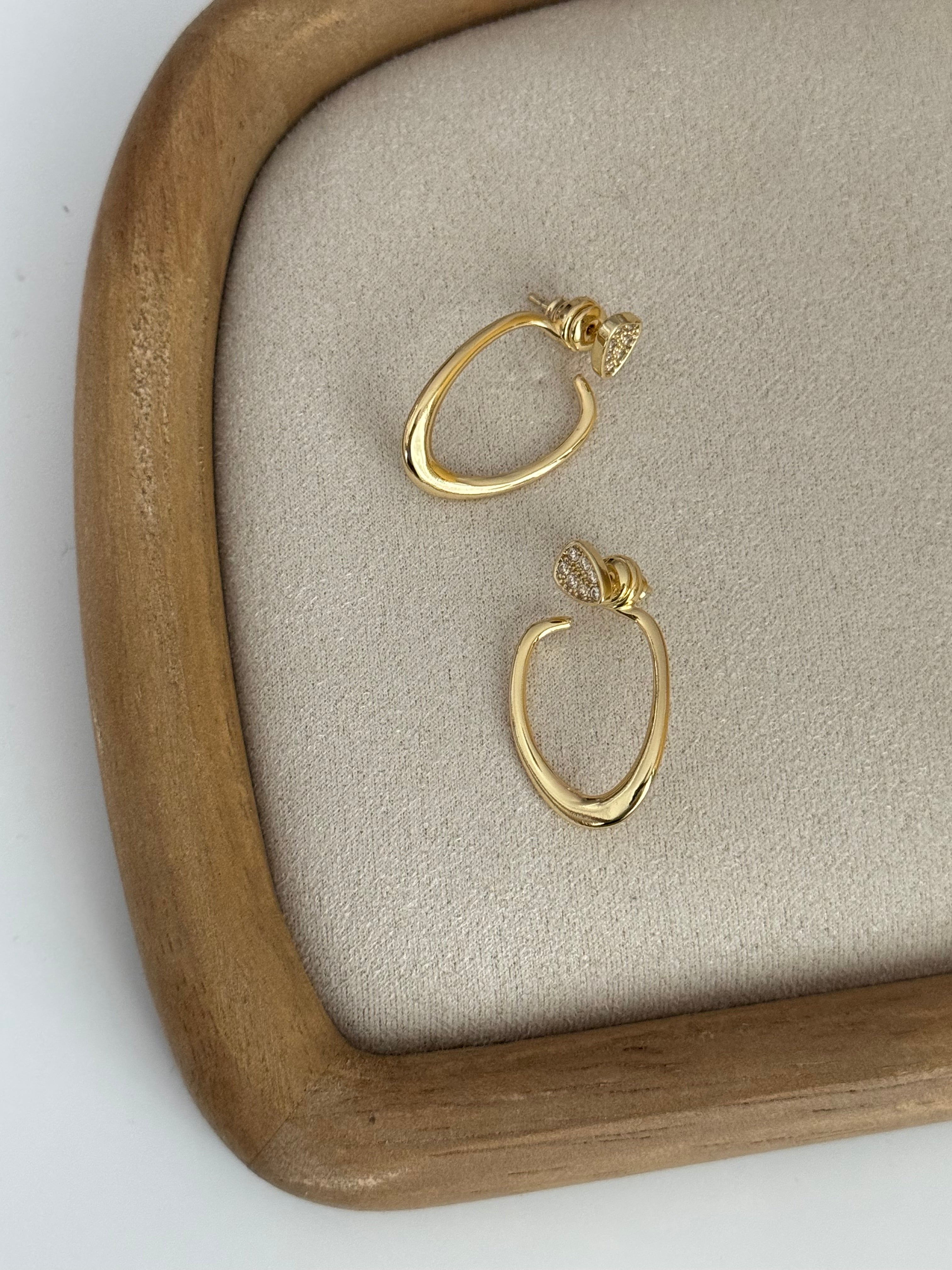 NEGİN TAŞ DETAYLI GOLD KÜPE
