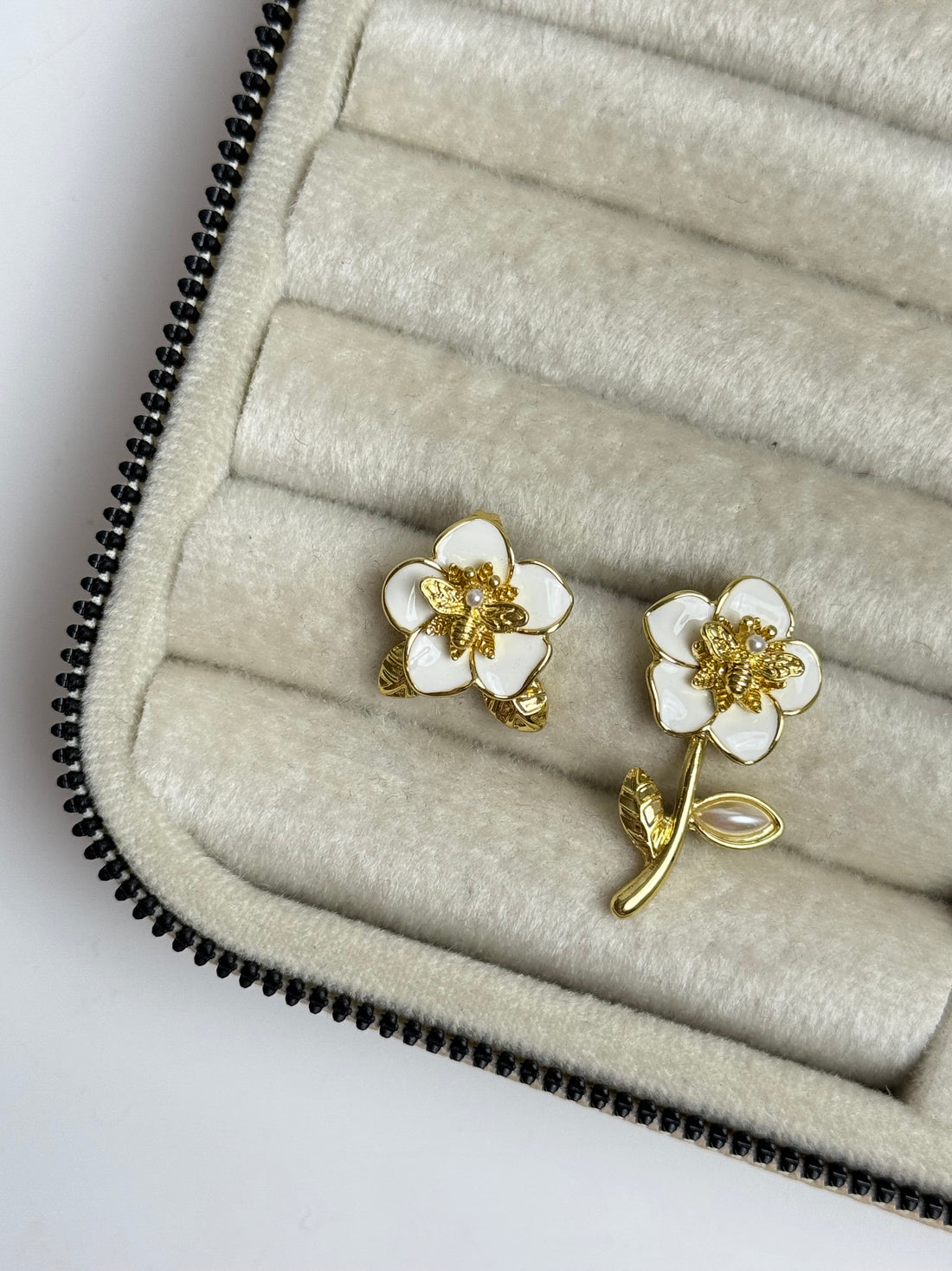 İTHAL BEYAZ ÇİÇEKLİ GOLD KÜPE