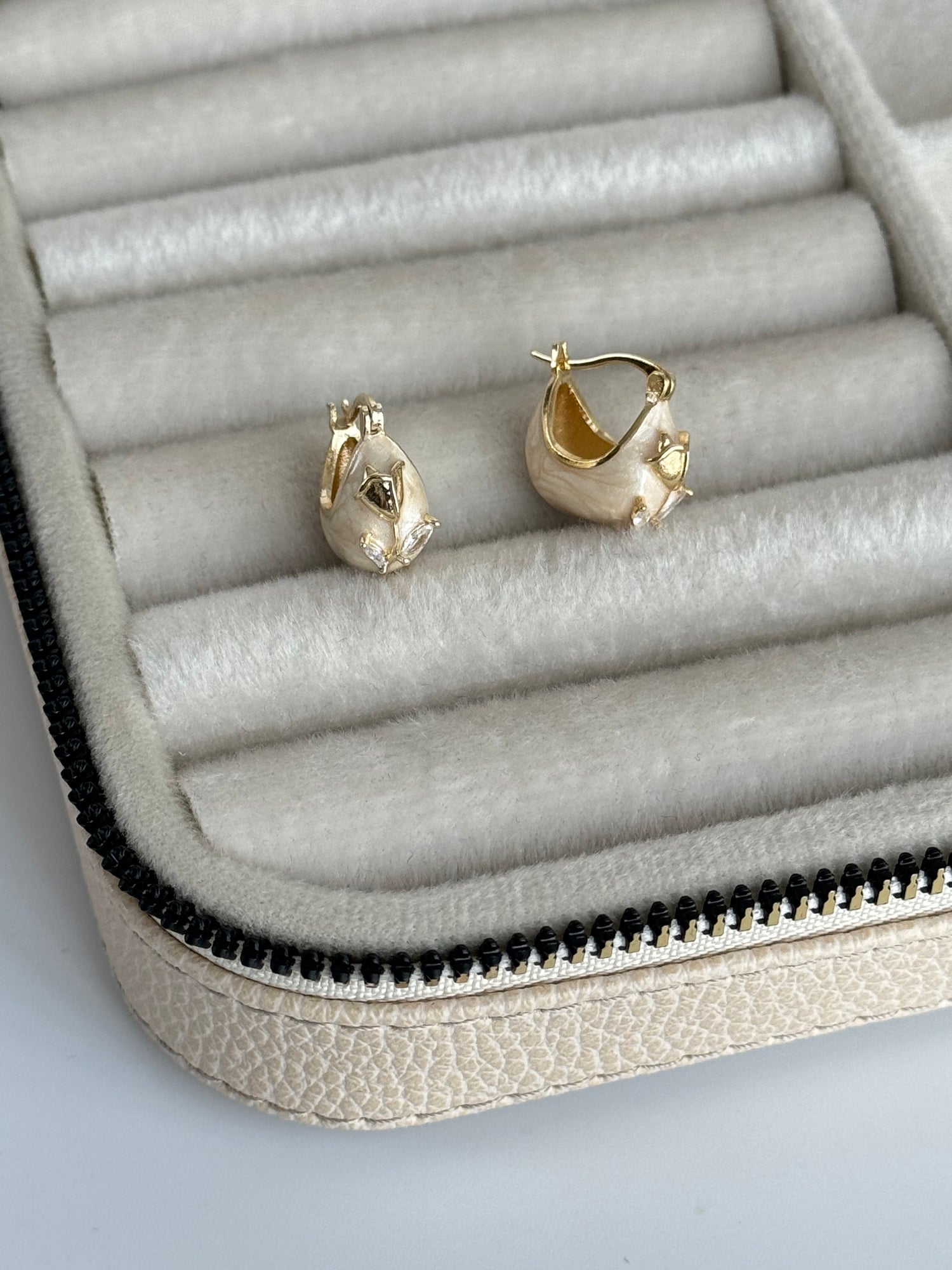 İTHAL LALE DETAYLI KREM MİNELİ KÜPE