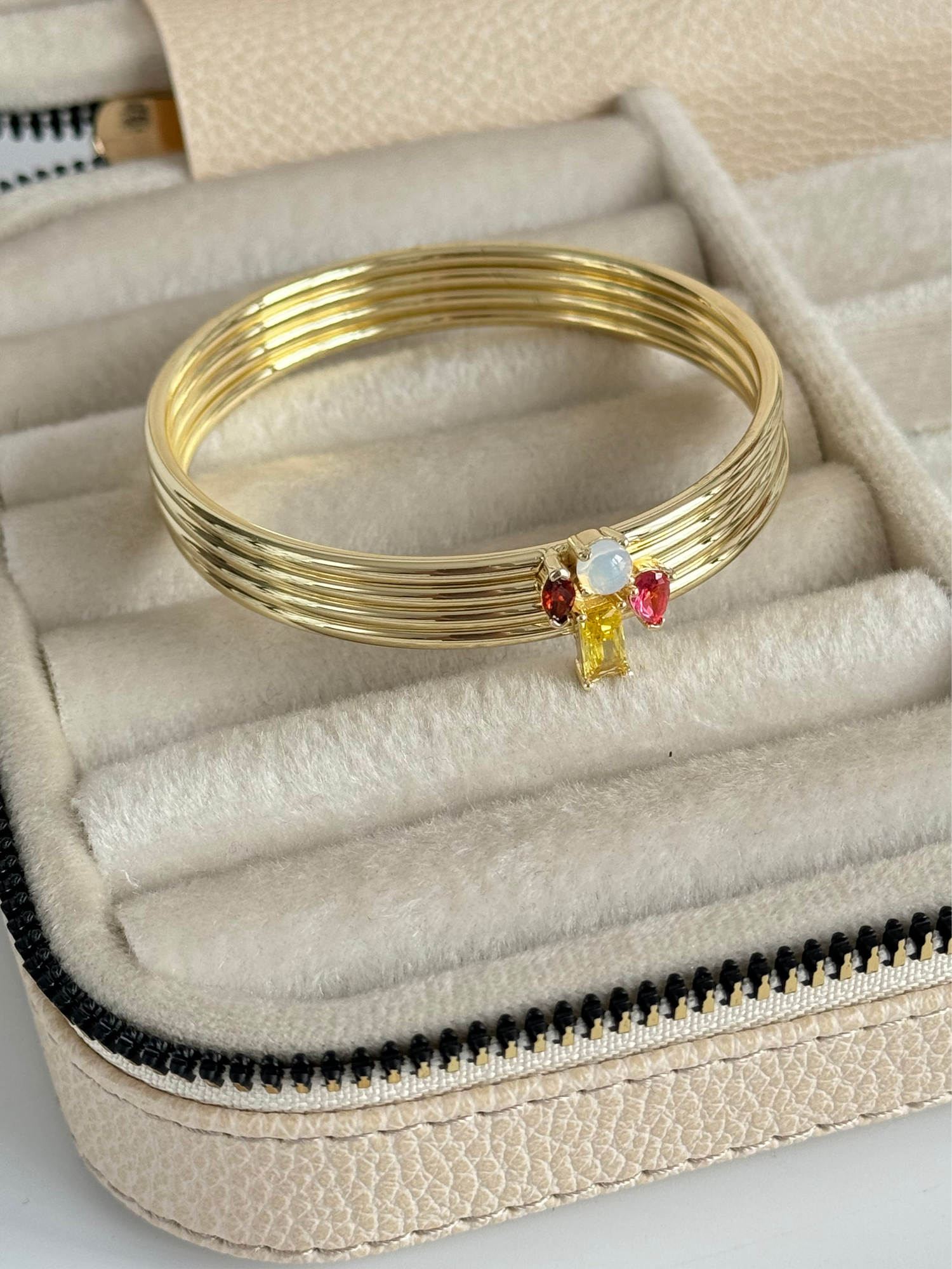 İTHAL RENKLİ TAŞ DETAYLI GOLD BİLEZİK BİLEKLİK