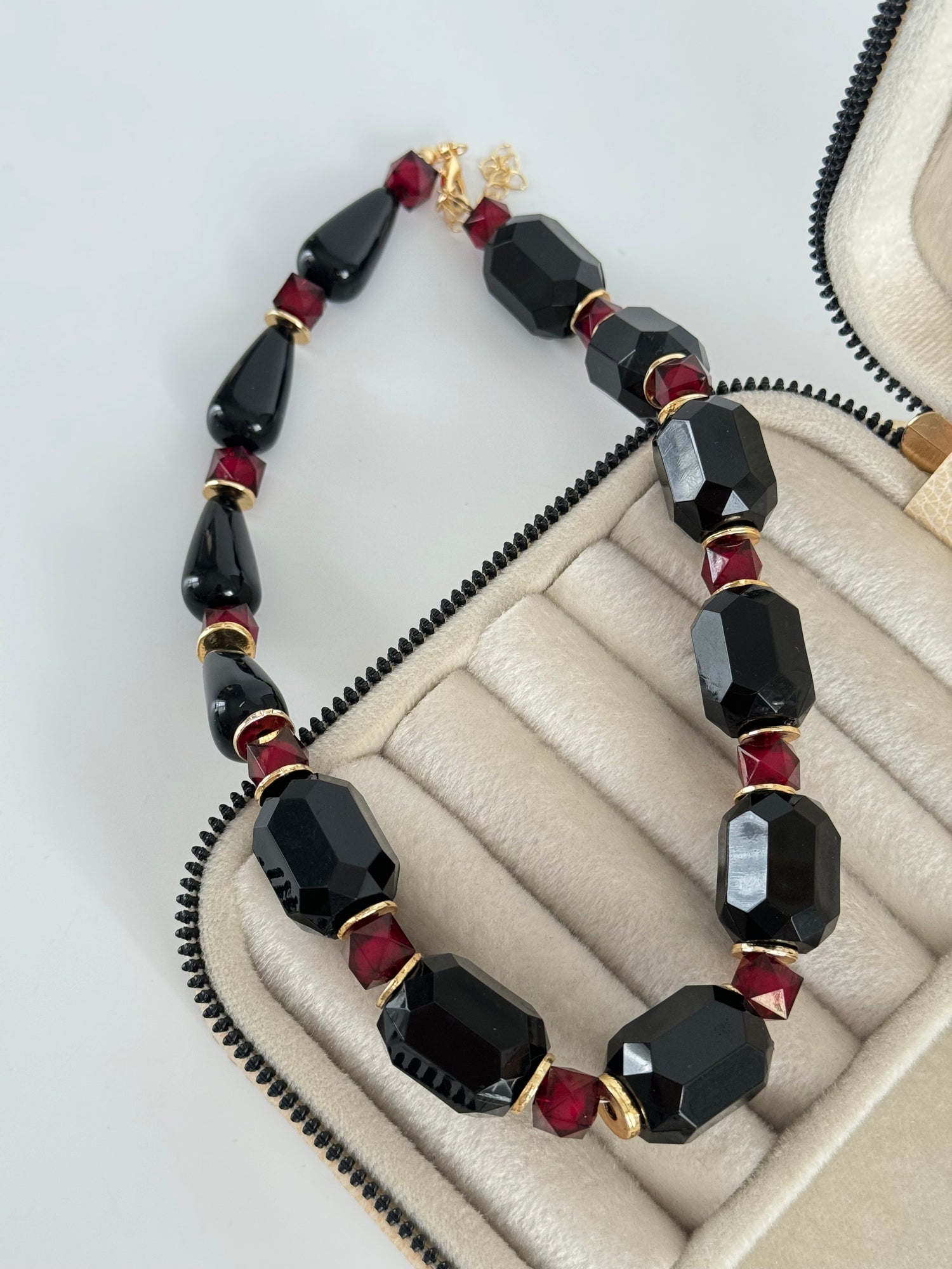 İTHAL BORDO TAŞ DETAYLI SİYAH KEMİK KOLYE