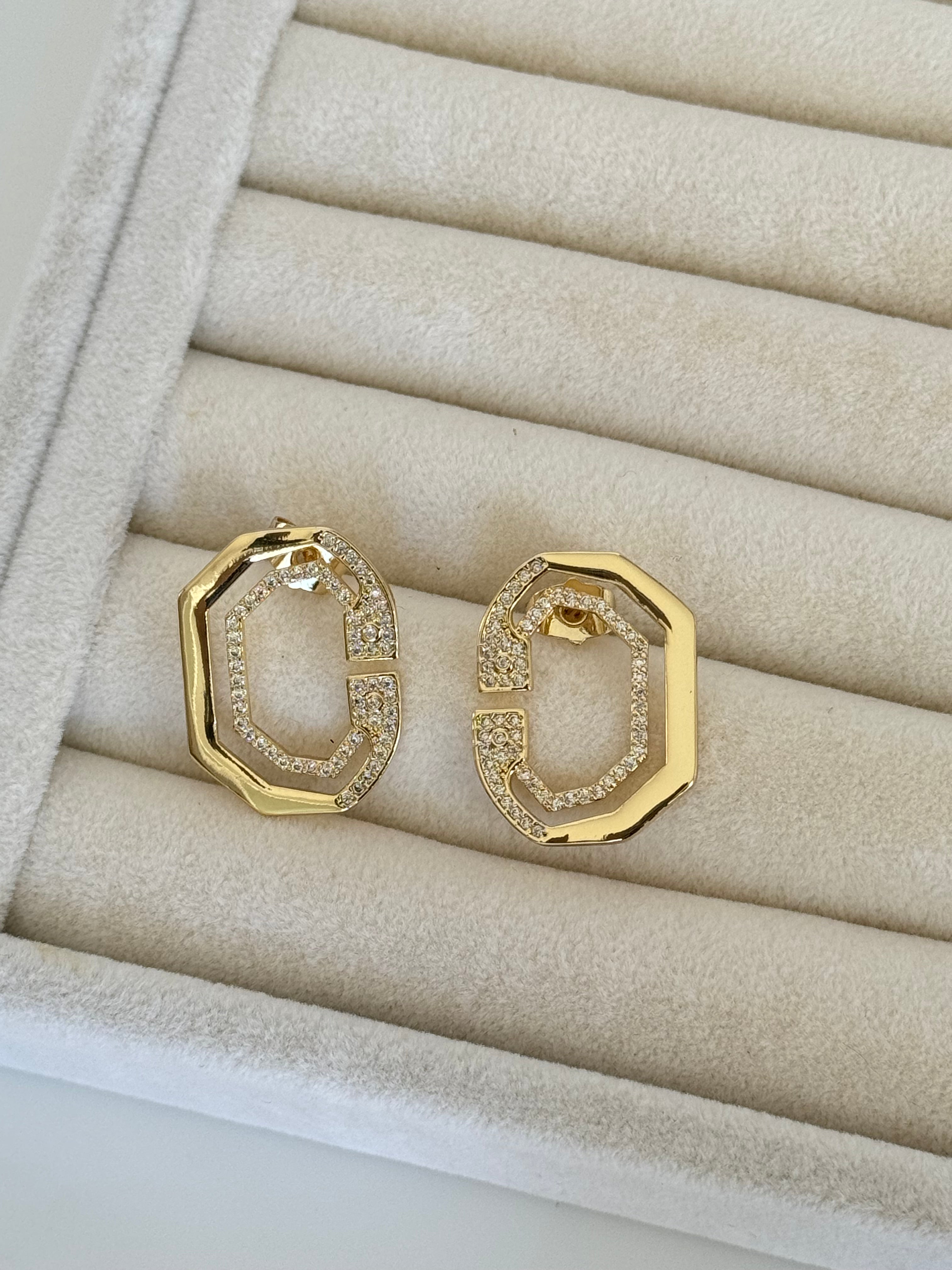 OMRA GEOMETRİK DETAYLI GOLD KÜPE