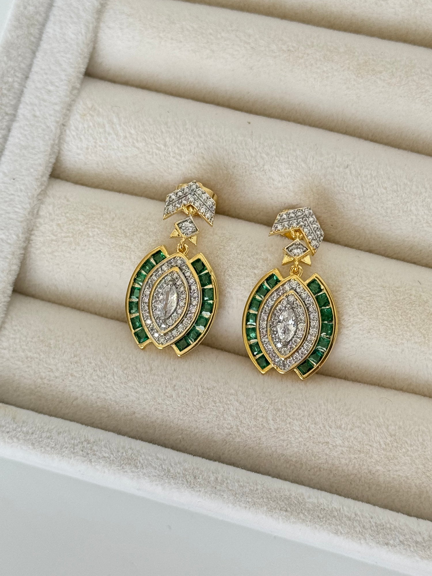 ARİAX YEŞİL TAŞLI ÜÇGEN DETAYLI GOLD KÜPE