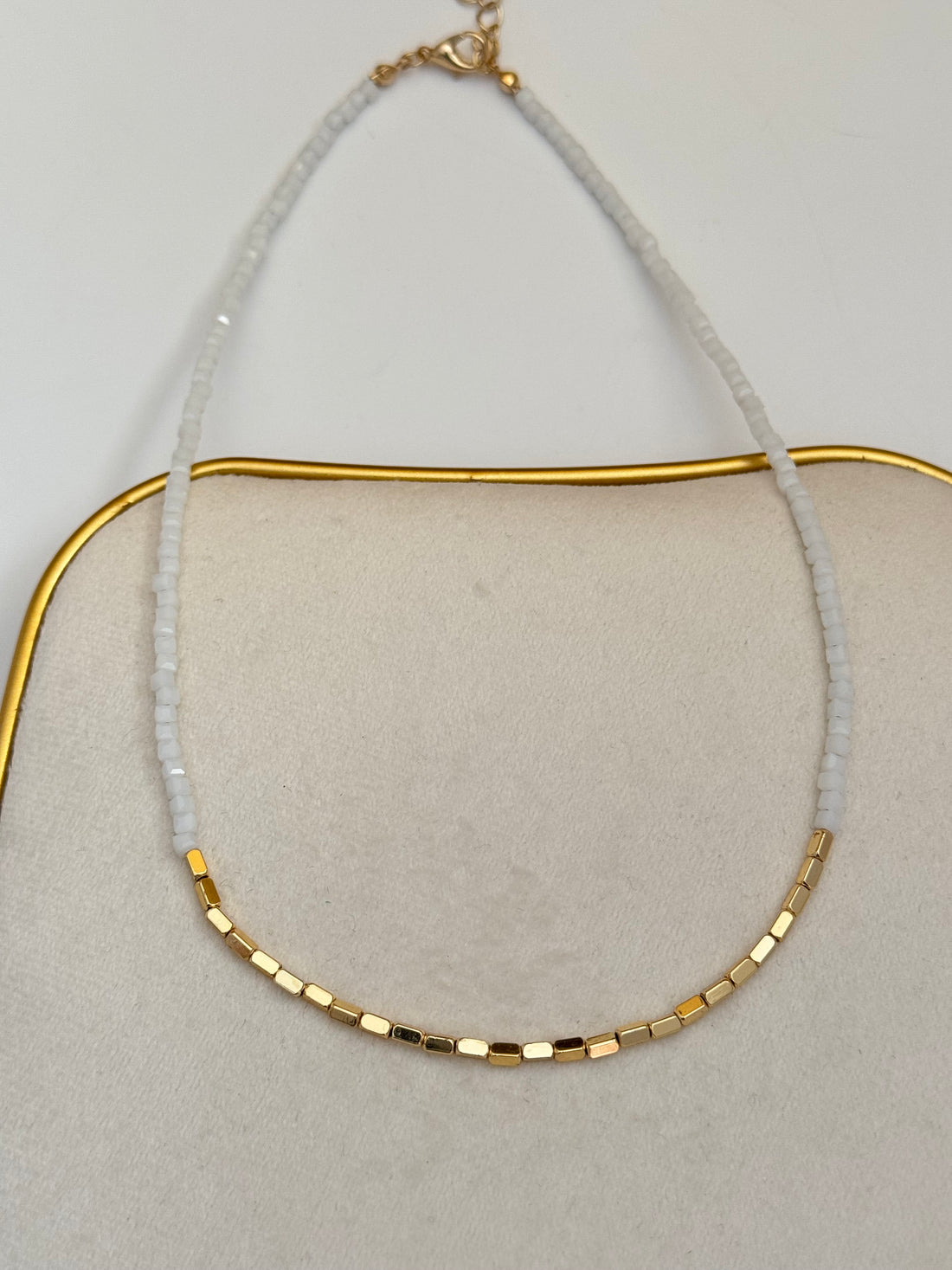 ARİN BEYAZ CAM BONCUKLU ALTIN KAPLAMA DETAYLI KOLYE