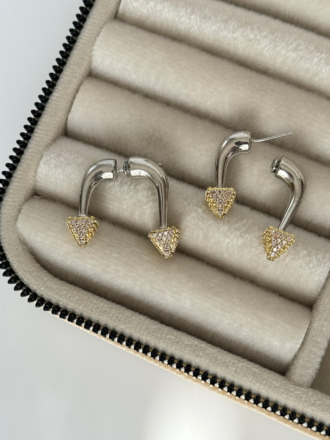 İTHAL MARKA MODEL ÇİVİ DETAYLI GOLD TAŞ DETAYLI SİLVER KÜPE