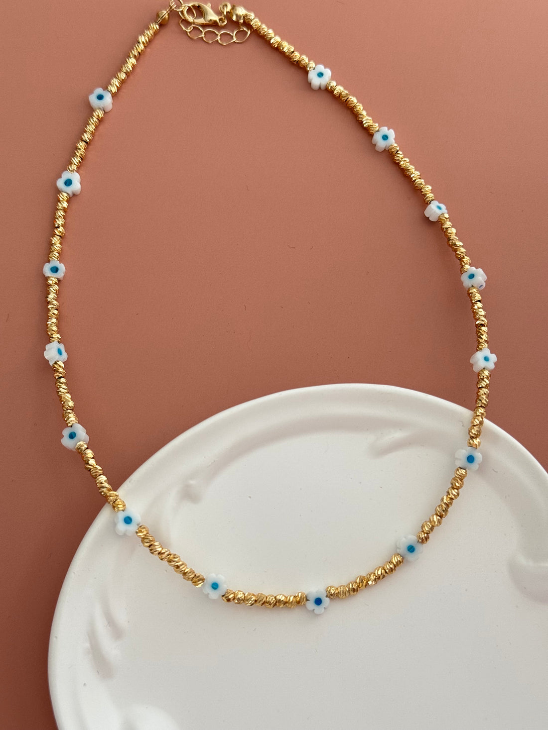 NAVİ BEYAZ ÇİÇEKLİ ALTIN KAPLAMA DETAYLI KOLYE