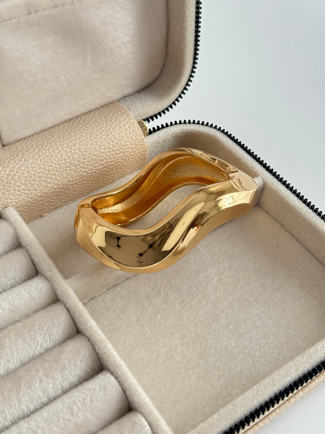 İTHAL ASİMETRİK DETAYLI KALIN GOLD KELEPÇE BİLEZİK