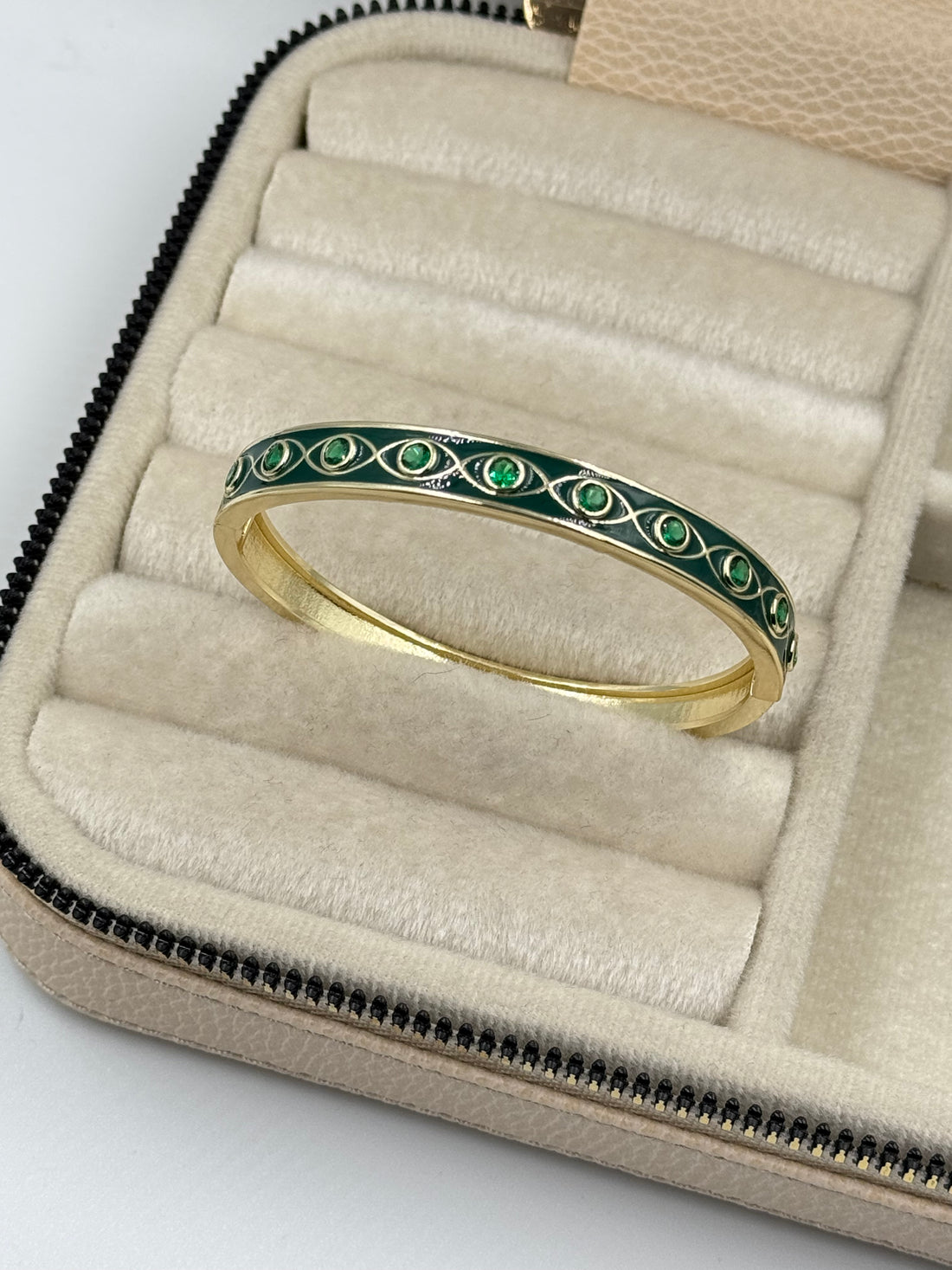 İTHAL YEŞİL MİNELİ TAŞ DETAYLI GOLD KELEPÇE BİLEZİK