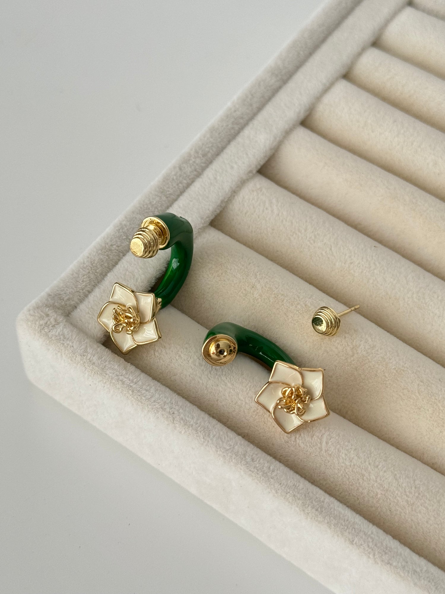 İTHAL YEŞİL MİNELİ ÇİÇEK DETAYLI MARKA MODEL GOLD KÜPE