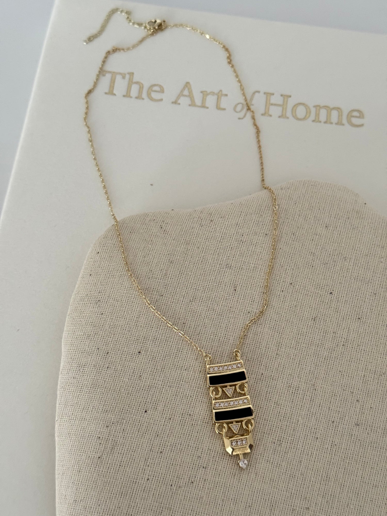 ELAN ANTİK DETAYLI SİYAH MİNE GOLD KOLYE