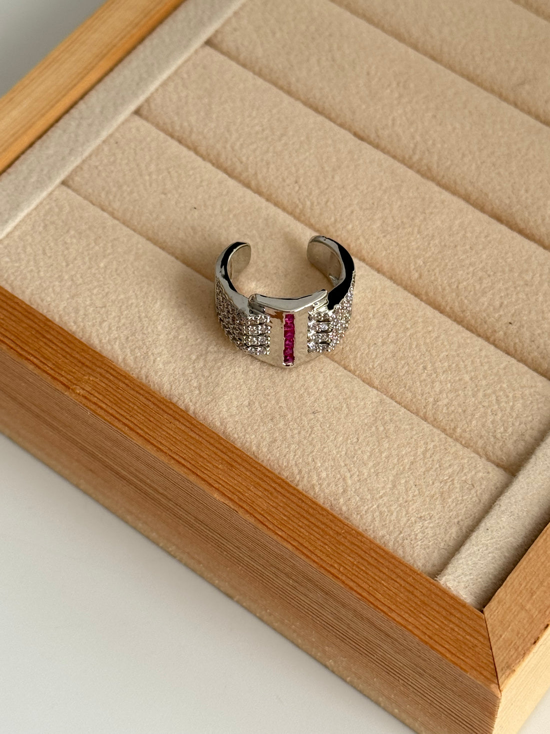 VİNA FUŞYA TAŞ DETAYLI SİLVER KIKIRDAK KÜPE EARCUFF