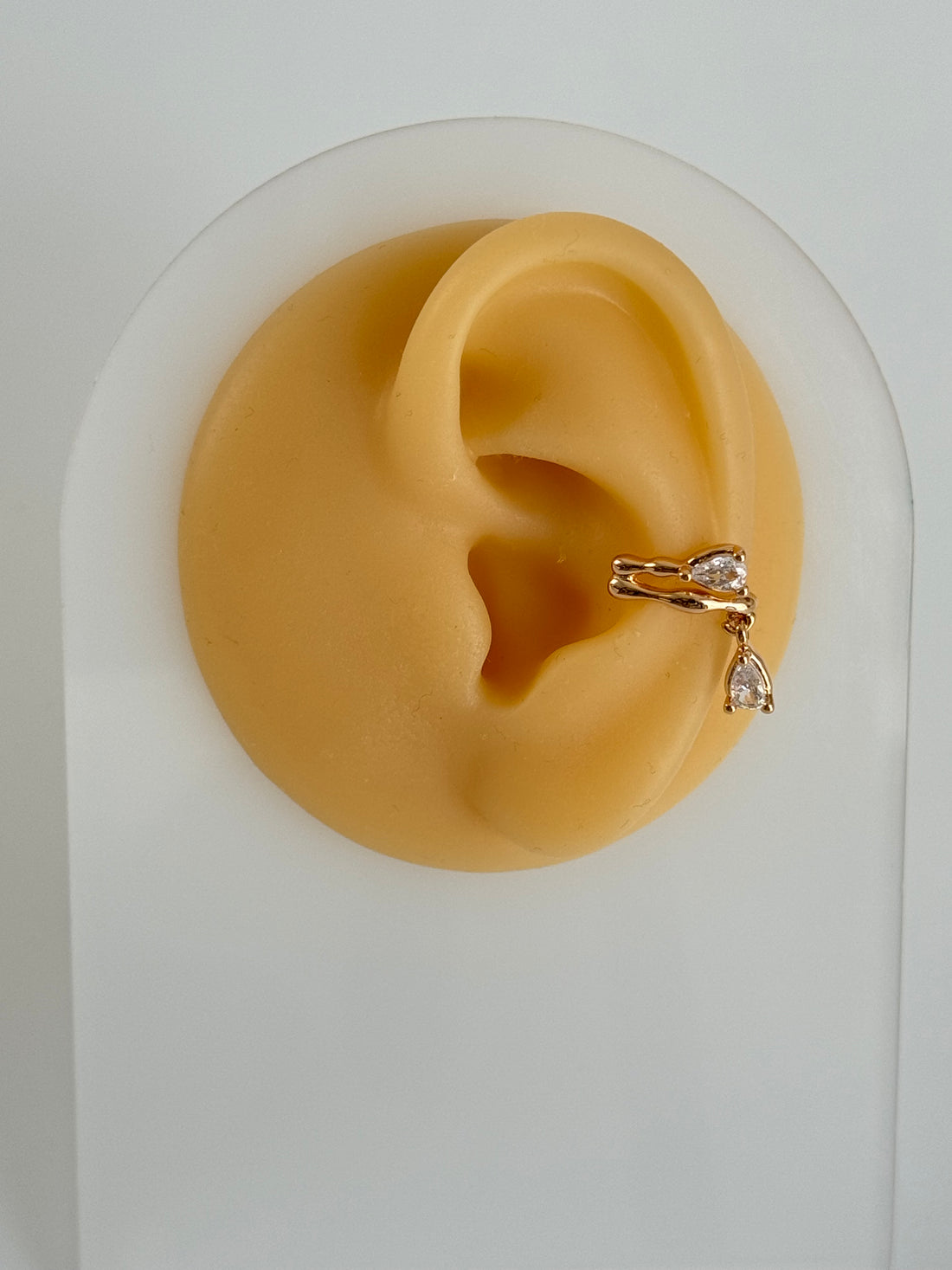 İTHAL DAMLA TAŞ DETAYLI SALLANTILI GOLD KIKIRDAK KÜPE EARCUFF