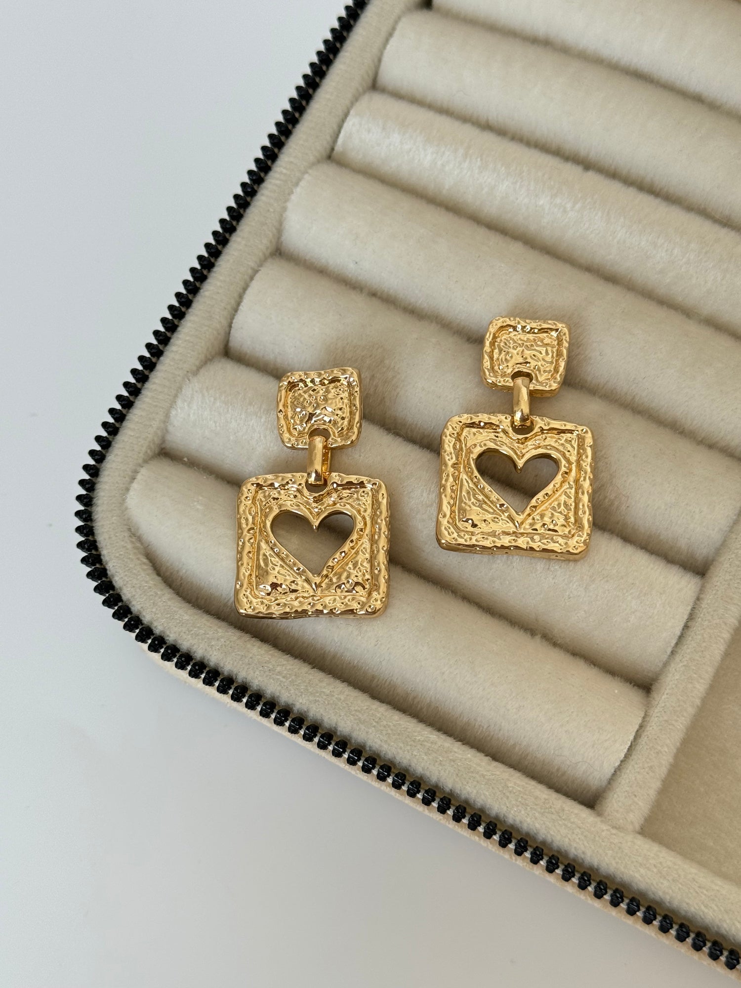 İTHAL KALP DETAYLI GOLD KÜPE