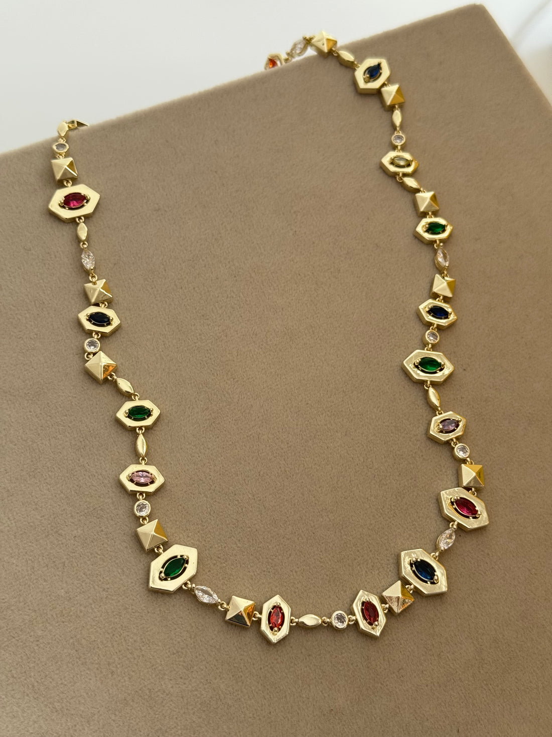 RUVA RENKLİ TAŞLI GOLD KOLYE