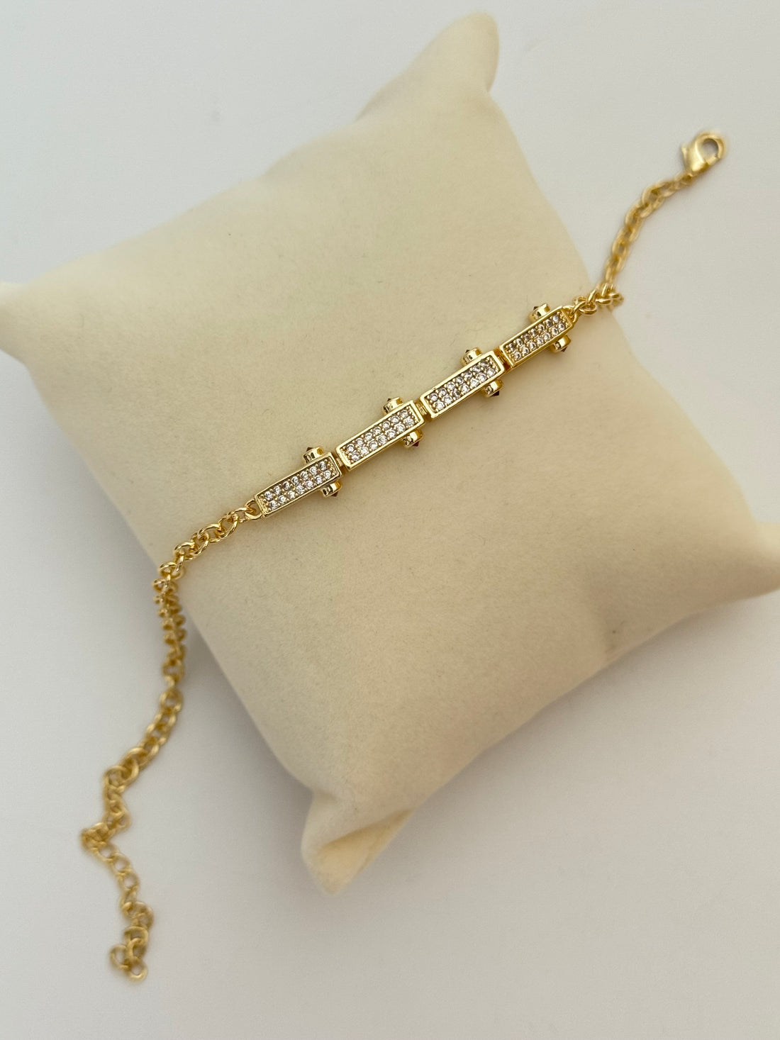 AVİN TAŞ DETAYLI GOLD BİLEKLİK