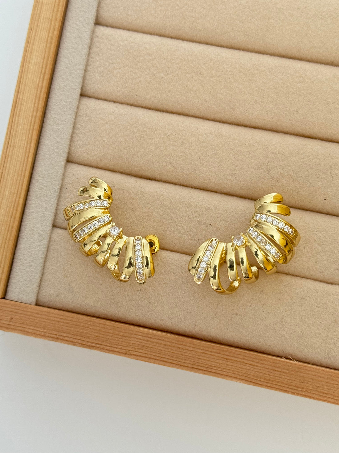 ELİVA SPİRAL DETAYLI GOLD KÜPE