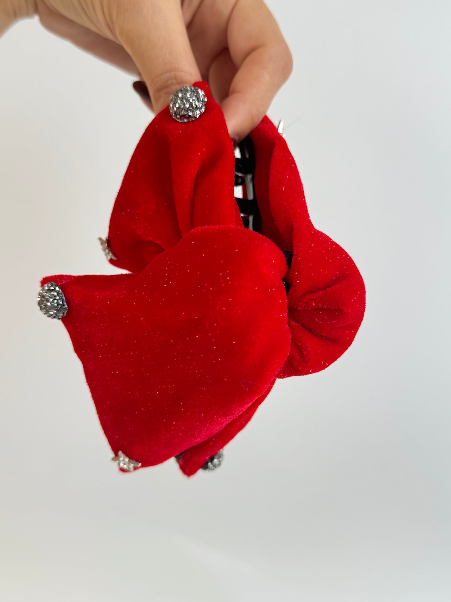 İTHAL KIRMIZI KADİFE TAŞ DETAYLI MANDAL DUBAİ TOKA