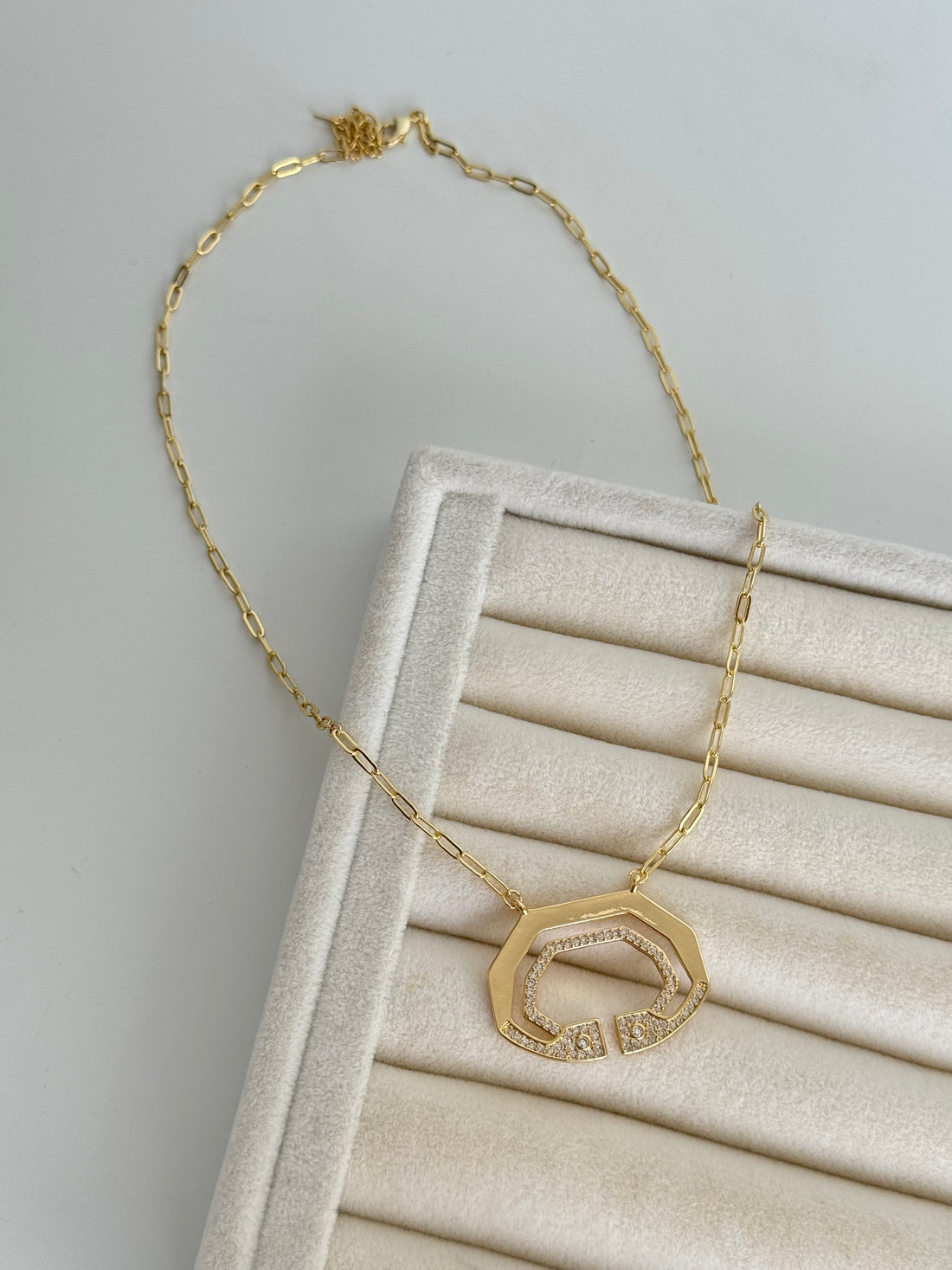 OMRA GEOMETRİK DETAYLI GOLD KOLYE