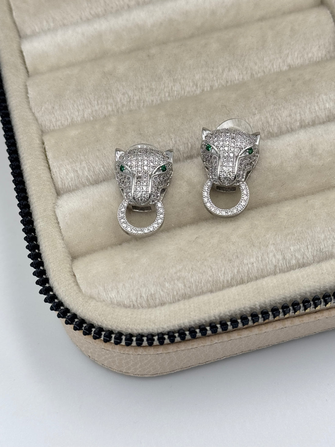 İTHAL KAPLAN DETAYLI TAŞLI SİLVER KÜPE