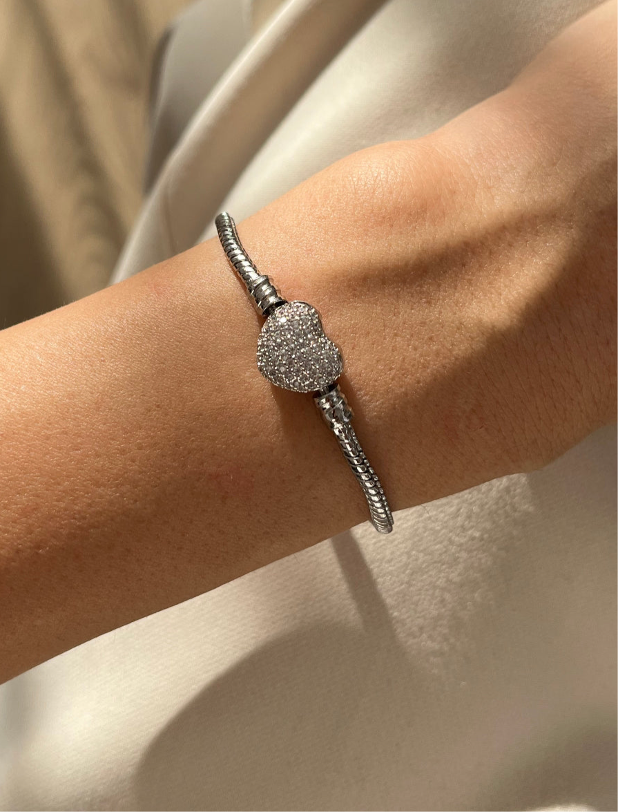 İTHAL TAŞLI KALP DETAYLI MARKA MODEL SİLVER BİLEKLİK