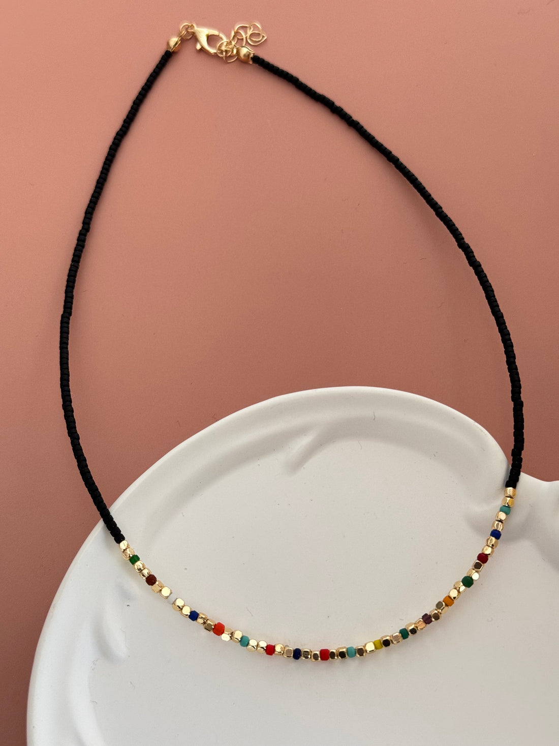 OREA ALTIN KAPLAMA KÜP DETAYLI SİYAH BONCUK KOLYE