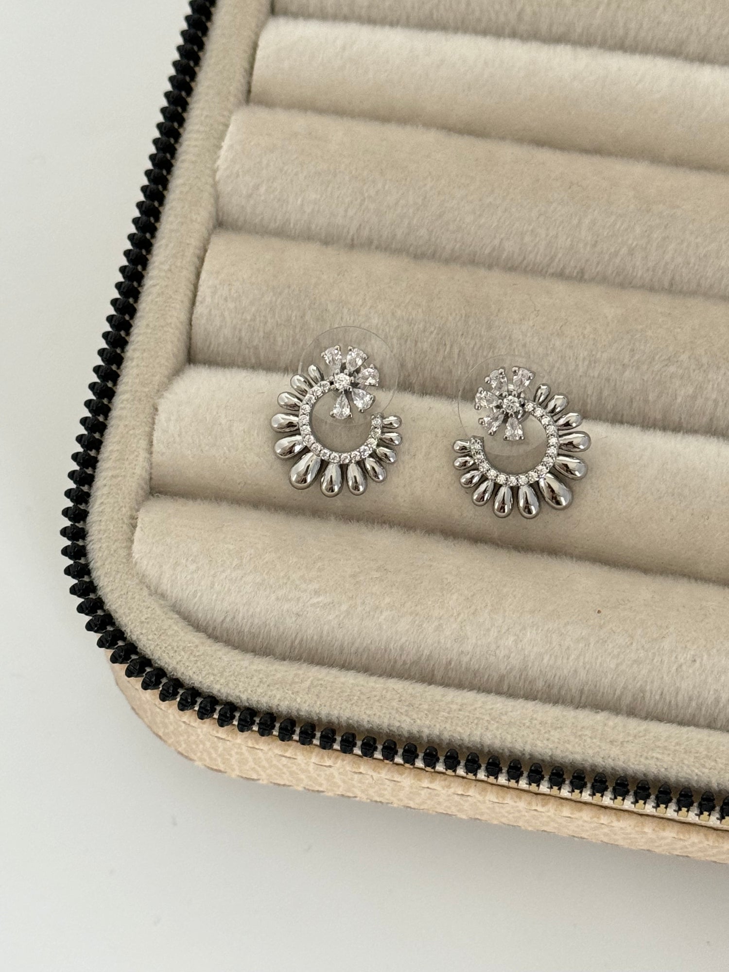 İTHAL ÇİÇEK DETAYLI SİLVER KÜPE