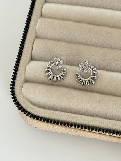 İTHAL ÇİÇEK DETAYLI SİLVER KÜPE