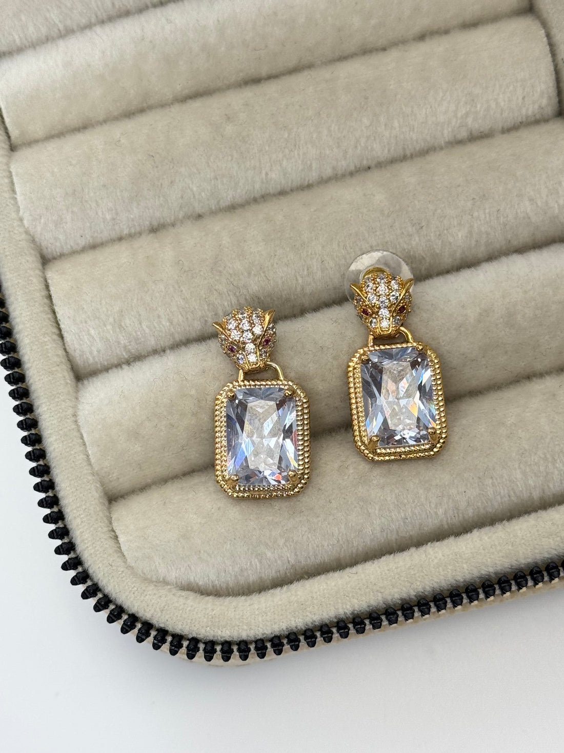 İTHAL KAPLAN DETAYLI BEYAZ TAŞLI GOLD KÜPE