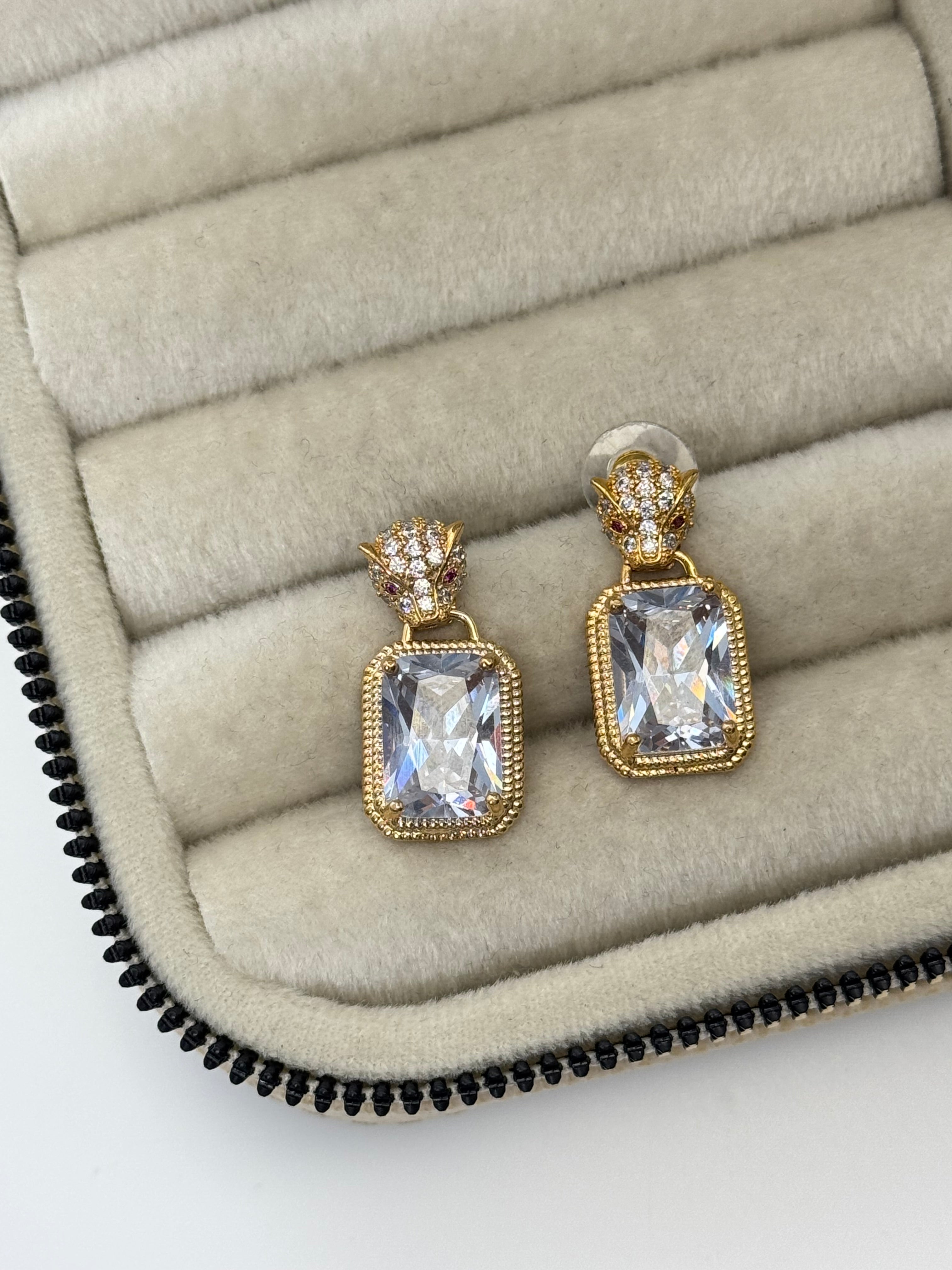 İTHAL KAPLAN DETAYLI BEYAZ TAŞLI GOLD KÜPE