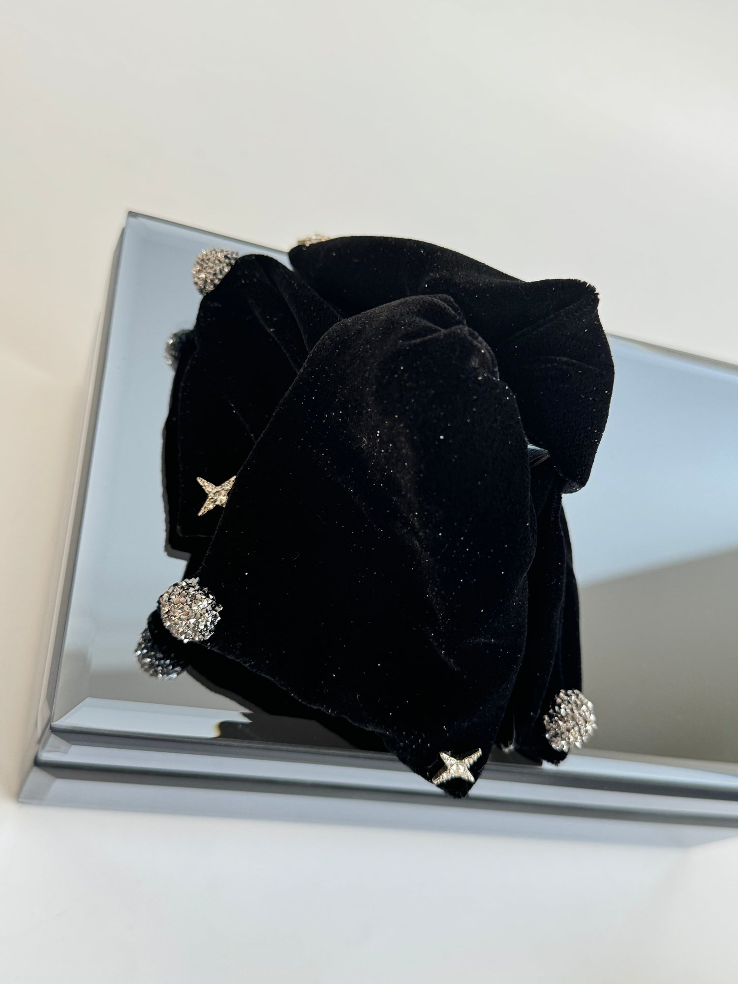 İTHAL SİYAH KADİFE TAŞ DETAYLI MANDAL DUBAİ TOKA