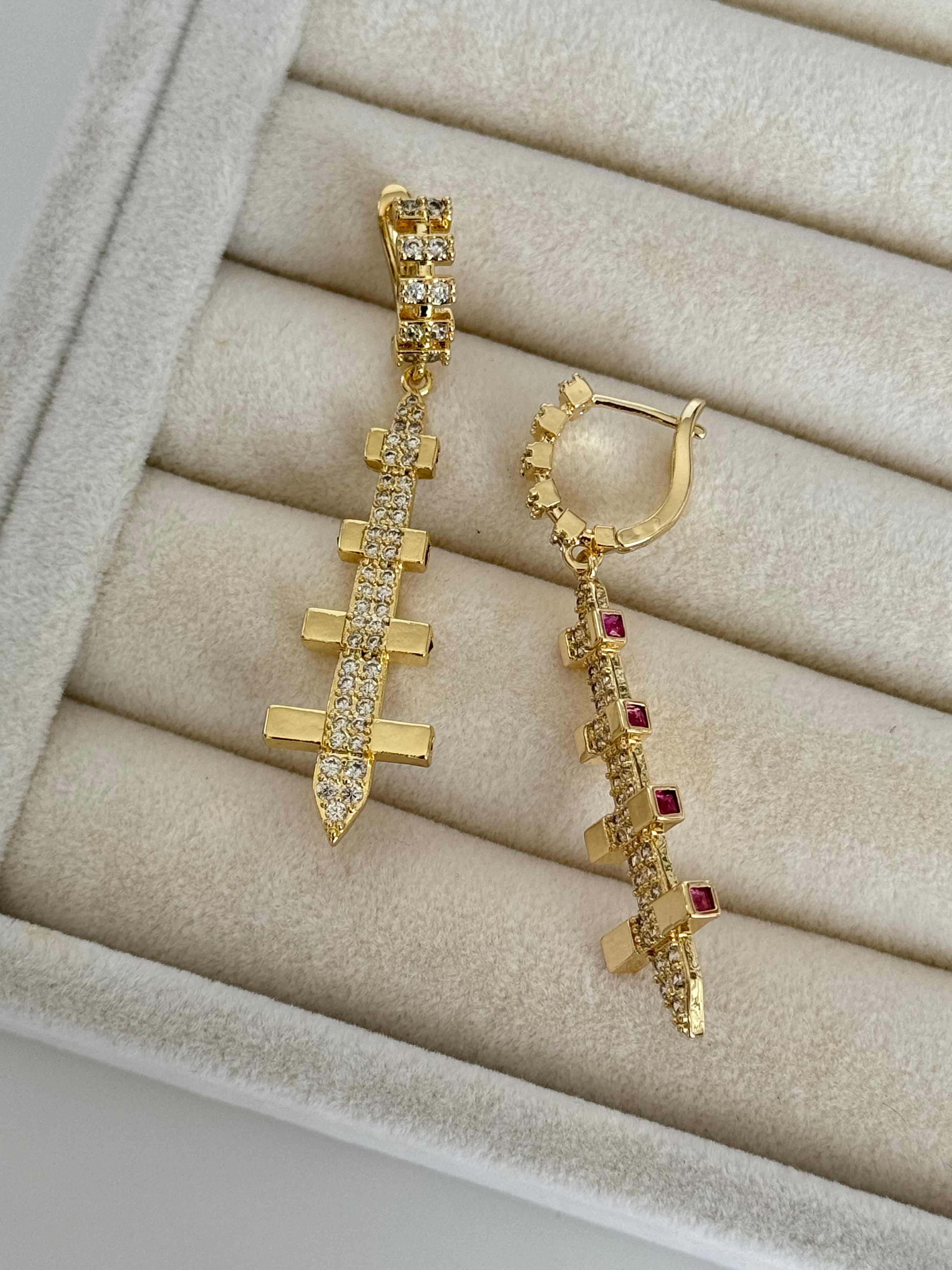 İTHAL FUŞYA TAŞ DETAYLI GOLD LEYLA KÜPE