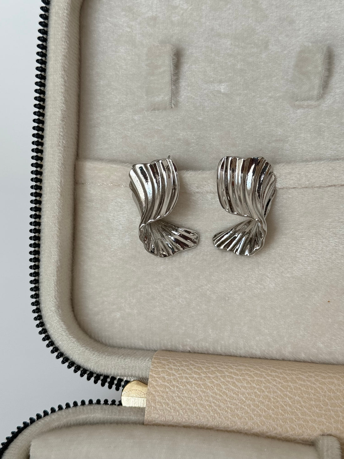 İTHAL DALGA DETAYLI SİLVER KÜPE