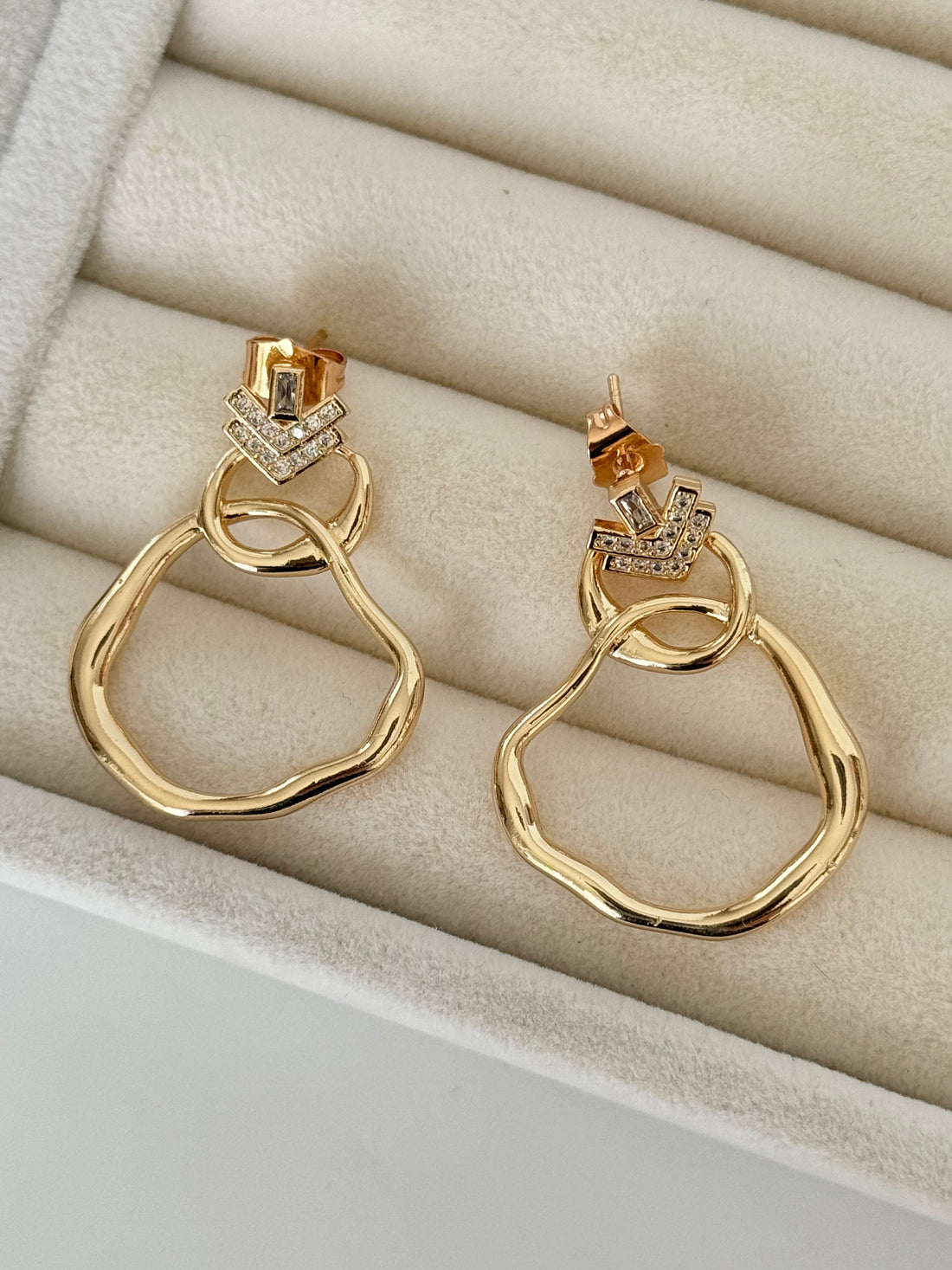 İTHAL HALKA DETAYLI GOLD KÜPE