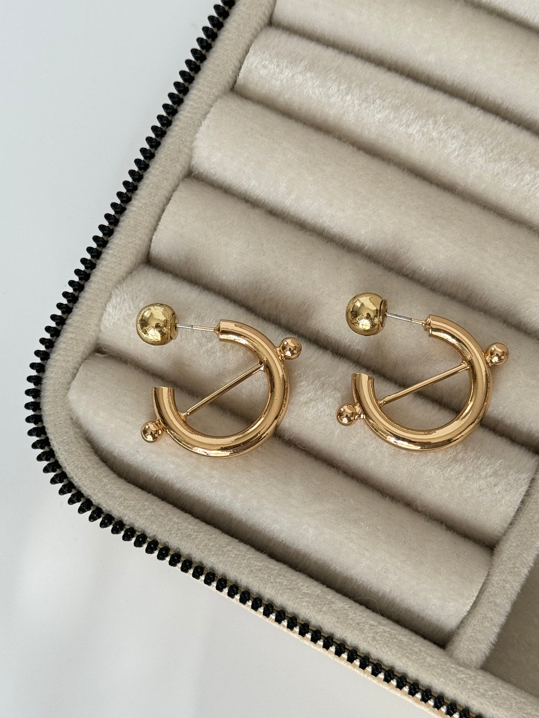 İTHAL DETAYLI GOLD HALKA KÜPE