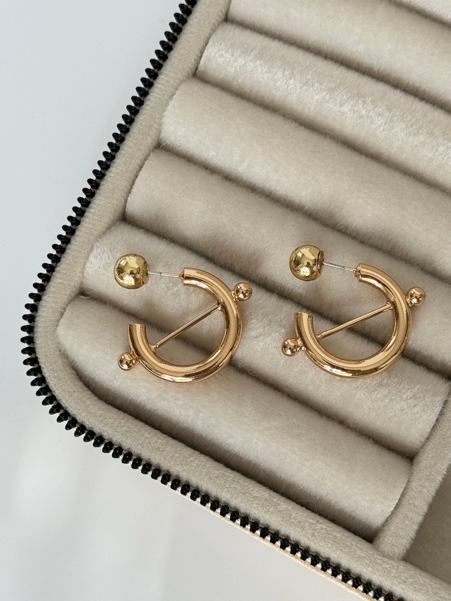 İTHAL DETAYLI GOLD HALKA KÜPE