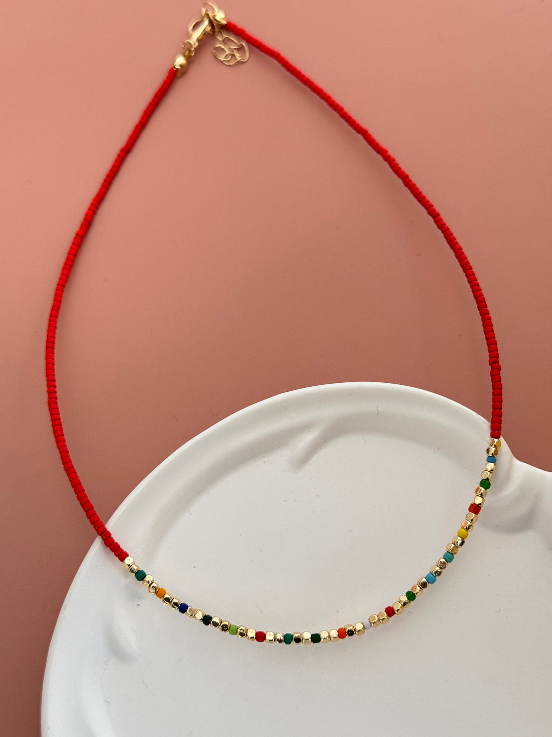 OREA ALTIN KAPLAMA KÜP DETAYLI KIRMIZI BONCUK KOLYE