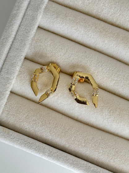 İTHAL TAŞ DETAYLI GEOMETRİK GOLD KÜPE