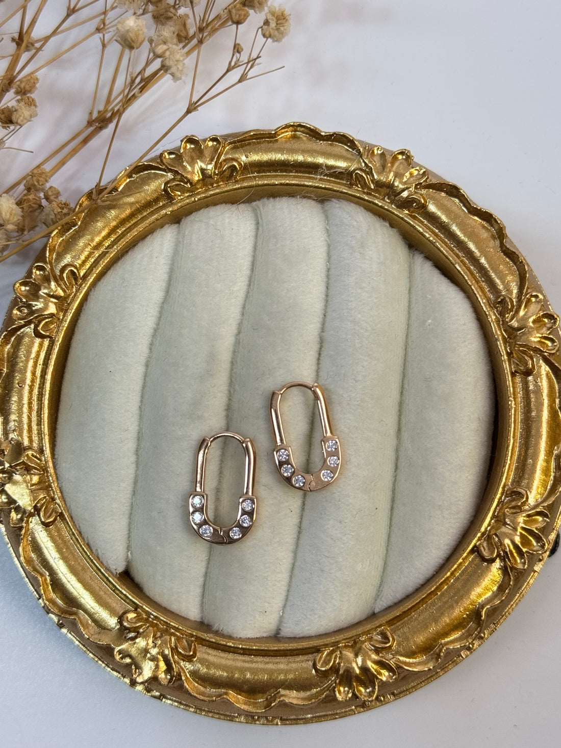 İTHAL TAŞ DETAYLI MİNİMAL KİLİT KÜPE