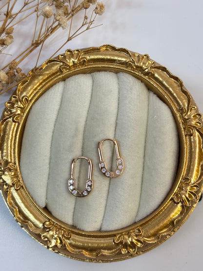 İTHAL TAŞ DETAYLI MİNİMAL KİLİT KÜPE