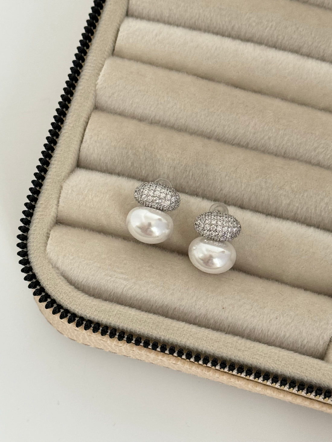 İTHAL İNCİ DETAYLI SİLVER KÜPE