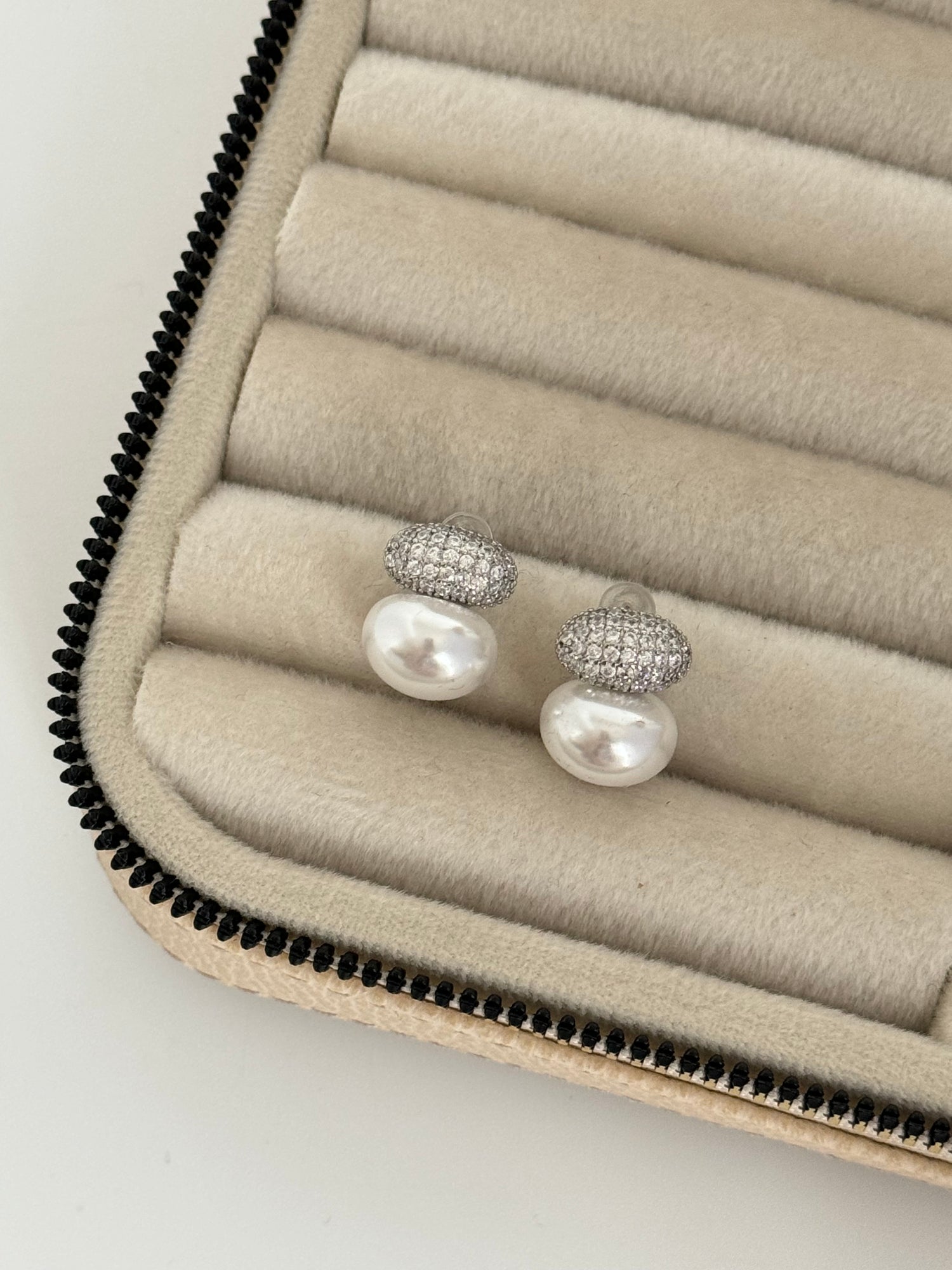 İTHAL İNCİ DETAYLI SİLVER KÜPE