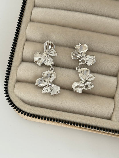 İTHAL ÇİÇEK DETAYLI SİLVER KÜPE